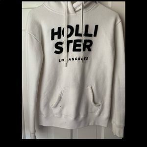 a white hollister sweat shirt